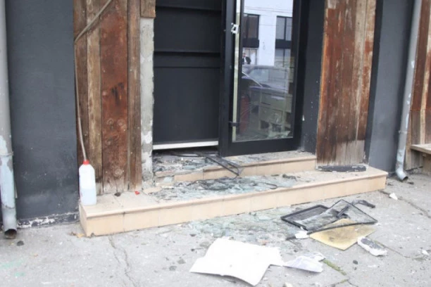 SNAŽNA EKSPLOZIJA U ULICI MARŠALA TITA! Bačena bomba na restoran "Plava noć"