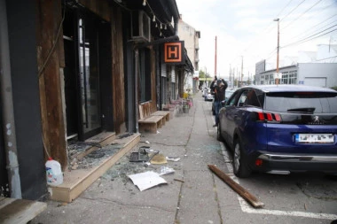 (FOTO, VIDEO) RAZORENI "HOLESTEROL": Pogledajte prve fotografije restorana na koji je bačena bomba!