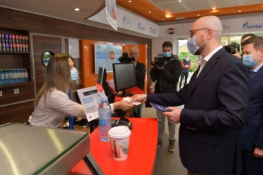 NIS I "DINA" KARTICA NA ZADOVOLJSTVO POTROŠAČA: Podizanje gotovine prilikom plaćanja na NIS Petrol i GAZPROM  benzinskim stanicama