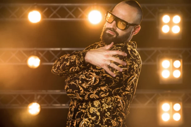 "Hoću s tobom da đuskam" u novom zvuku: Luisov sin obradio Ivana Gavrilovića!