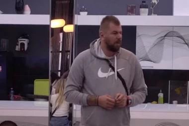 (FOTO, VIDEO) NOVA GEJ AFERA TRESE ZADRUGU?! Evo sa kojim učesnikom  je uhvaćen Janjuš na delu!