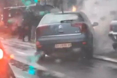 (FOTO) TEŽAK UDES U CVIJIĆEVOJ: Sudarila se dva automobila, jedan od udarca počeo da gori!