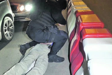 (FOTO) Specijalci uhapsili osmočlanu gupu dilera: Drogu zakopavali u ćupove u zemlji