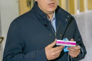 LONČAR: NAJOŠTRIJE OSUĐUJEM PSOVANjE MAJKE PREDSEDNIKU