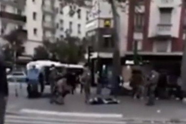 (VIDEO) Isplivao snimak ubistva u Parizu: Obezglavljeno telo leži na pločniku, prolaznici u ŠOKU