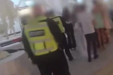 (VIDEO) Policija upala na venčanje i sve počela da isteruje NAPOLJE: Vlasnika lokala odrapili za 10.000 funti zbog 100 gostiju za vreme korone,
