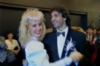 (VIDEO) GODIŠNJICA BRAKA BRENE I BOBE:  Zbog njih su prekinuli DNEVNIK,  čuveni DIOR je dizajnirao venčanicu, a ova PEVAČICA  je uhvatila bidermajer!