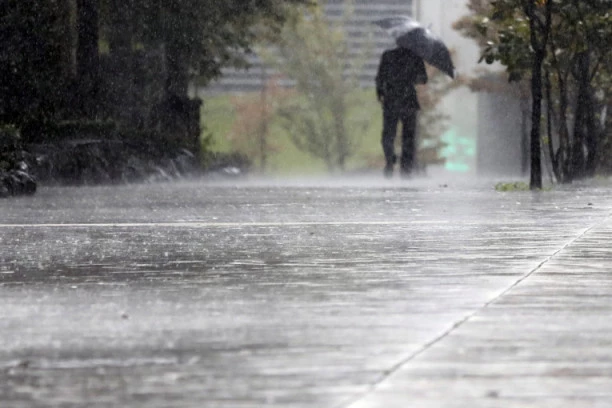 KONAČNO STIŽE OSVEŽENJE: Dolaze nam CRNI OBLACI iz BiH, u naredna dva sata PLJUSKOVI S GRMLJAVINOM u ovim delovima Srbije!