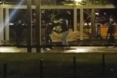 (UZNEMIRUJUĆI VIDEO) Beograd kao klanica: Migranti se izboli noževima u parku kod autobuske stanice