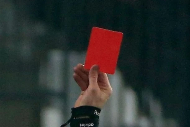 SKANDAL U KOMŠILUKU: Sudija glavom nokautirao fudbalera nasred utakmice! Policija momentalno reagovala