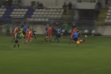 (VIDEO) SAMO U SRPSKOM FUDBALU: Brutalna makljaža ured meča - ne zna se ko koga bije!