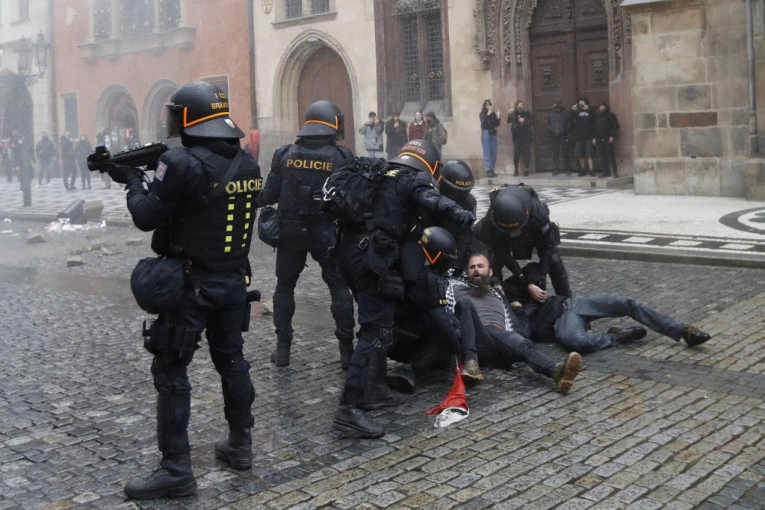 HULIGANI NA ULICAMA PRAGA: Policija hapsila, korišćeni suzavac i vodeni topovi!
