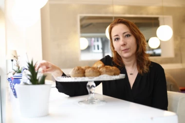 ANA ĆUBELA PREDLAŽE HRONO OBROKE: Hrskave lepinje sa paprikom, junetina i šampinjoni punjeni spanaćem