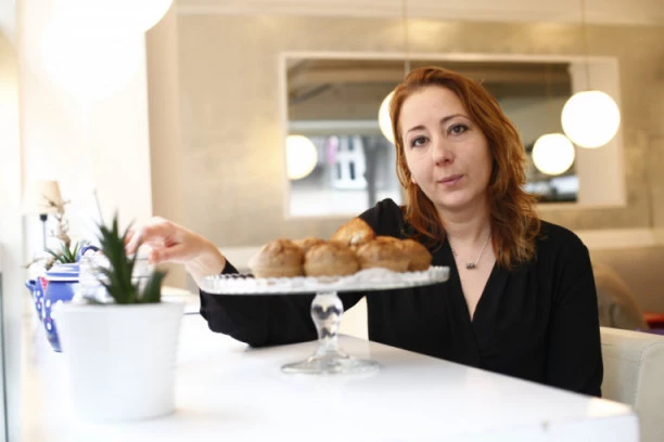 ANA ĆUBELA PREDLAŽE HRONO OBROKE: Hrskave lepinje sa paprikom, junetina i šampinjoni punjeni spanaćem