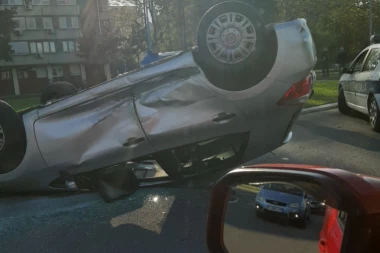 (FOTO) STRAŠNA SAOBRAĆAJKA NA NOVOM BEOGRADU: Automobil od siline udarca završio na krovu!