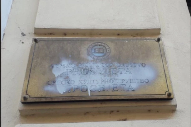 Srpske ustanove ponovo na udaru hrvatskih VANDALA: Preškrabana ćirilična tabla kulturnog društva