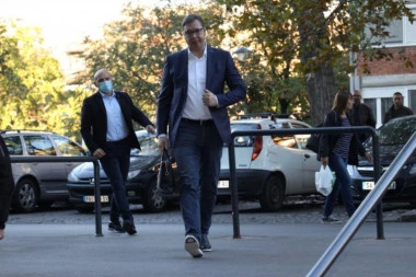 (VIDEO) Pristižu članovi SNS-a na sednicu: U sedište stigao i predsednik Vučić