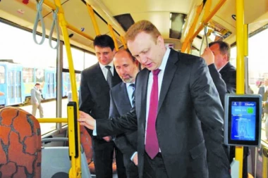 DA NIJE MALOLETAN, ILI JE MOŽDA KRENUO TETKI DA ODNESE LEK? Đilas se švercuje! Ne plaća kartu u PREVOZU