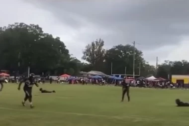 (VIDEO) HOROR: Na utakmici juniorskog američkog fudbala UBIJEN OTAC i RANJEN SIN!