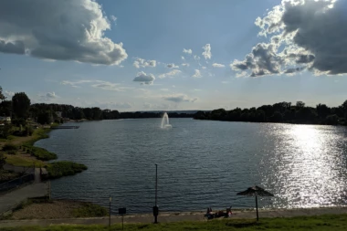 NAĐENO TELO DEČAKA U SREBRENOM JEZERU: Iz inostranstva došao u posetu, rođak nije uspeo da ga spasi