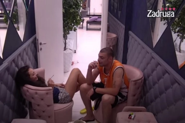 (VIDEO) NADEŽDA ĆE POLUDETI: Toma i Paula završili ispod pokrivača, NASKOČILA NA NJEGA!
