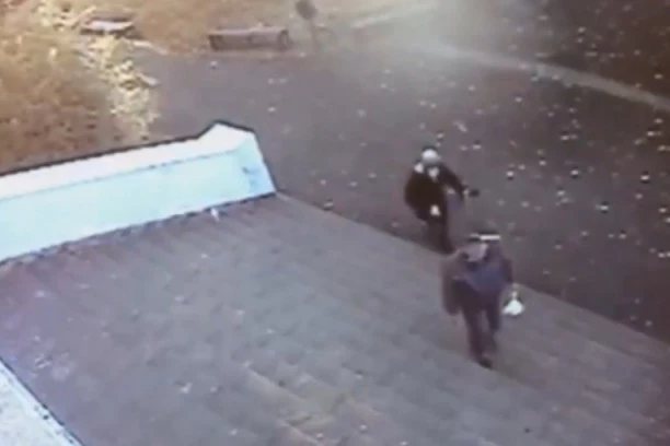 (VIDEO) Isplivao jezivi snimak napada na profesora ispred škole u Boru: Napadač prišao sa leđa
