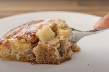 (RECEPT) Sočni kolač sa jabukama i cimetom: Kombinacija kojoj ne možete da se oduprete