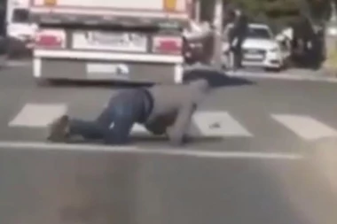 (VIDEO) DA LI JE OVAJ ČOVEK NORMALAN?! OVO se ne viđa svaki dan, pukom srećom PREŽIVEO!
