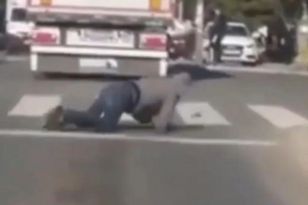 (VIDEO) DA LI JE OVAJ ČOVEK NORMALAN?! OVO se ne viđa svaki dan, pukom srećom PREŽIVEO!