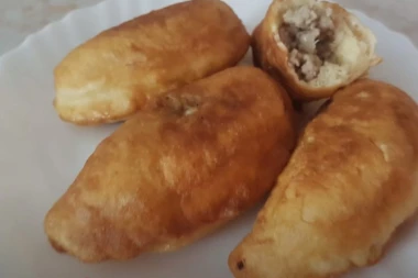 (RECEPT) POSLASTICA ZA CELU PORODICU: Piroške s mesom
