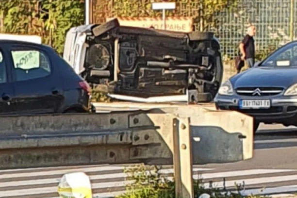 (FOTO) VOZAČI U ŠOKU! Prevrnuo se automobil kod Ade