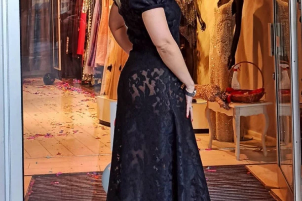 Jovana Tipšin provocirala muškarce u izlogu butika: Tangice sevale u izlogu u centru grada!