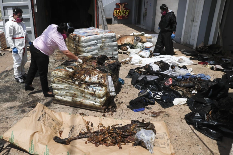 TELA SU DANIMA TRULILA ISPRED BOLNICE! Bila su u stanju RASPADANJA