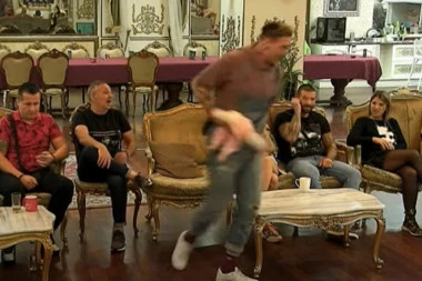 UŽAS: Učesnik "Parova" bacio igračku bebe i izjavio da mu se DECA GADE - svi mu poručili da je nečovek!