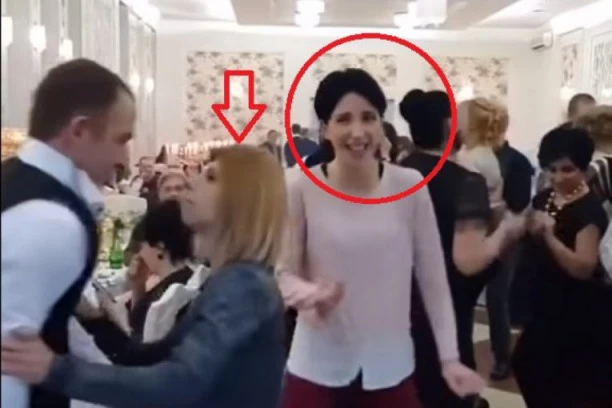 (VIDEO) KLIP KOJI ĆE VAM POPRAVITI KIŠNI DAN: Najljubomornija supruga ikad! Zalepila se sa muža, a mlađa devojka umire od smeha