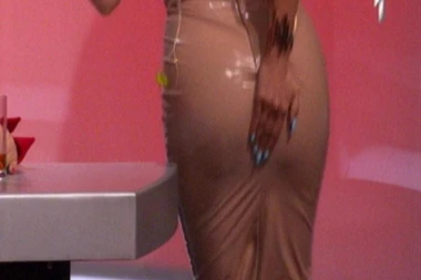 (FOTO) MEGA BLAM PRED USRED EMISIJE: Pevačici pukla haljina na g*zi, A ONDA JOJ JE ON UPITIO OVAJ KOMENTAR!