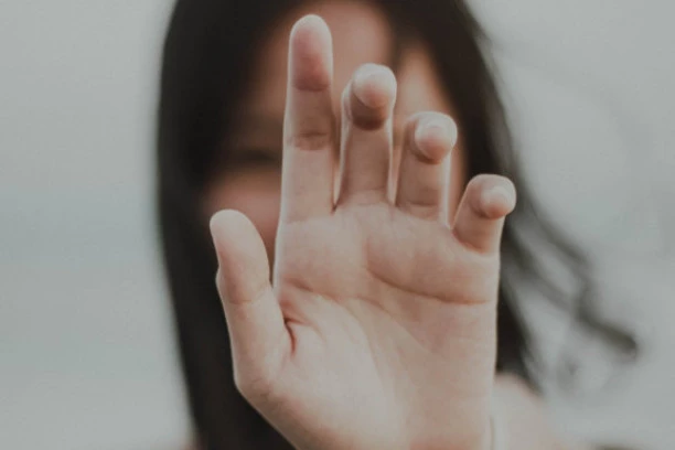 UVO ZVONI, SVRBI DLAN: OVO su narodna verovanja Srba o sreći i nesreći leve i desne strane!