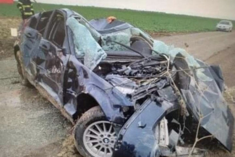 VOZAČ BMW-a NE DAJE ZNAKE ŽIVOTA: Teška saobraćajna nesreća kod Kanjiže