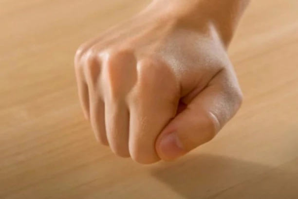 ZBOG OVOGA KUCAMO U DRVO TRI PUTA: Običaj koji je prisutan skoro svuda, radimo zbog jedne stvari!