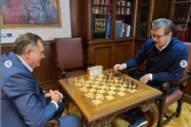 (FOTO) PREDSEDNIČKI GAMBIT! Vučić sa Dodikom, našli vremena za brzopoteznu partiju šaha!