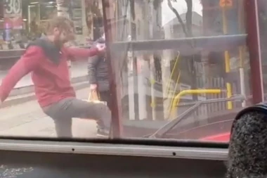 (VIDEO) NOVI INCIDENT U GRADSKOM PREVOZU: Pobesneli mladić RAZVALJUJE vrata autobusa, PUTNICI OSTALI BEZ REČI!