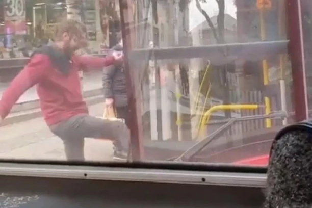 (VIDEO) NOVI INCIDENT U GRADSKOM PREVOZU: Pobesneli mladić RAZVALJUJE vrata autobusa, PUTNICI OSTALI BEZ REČI!