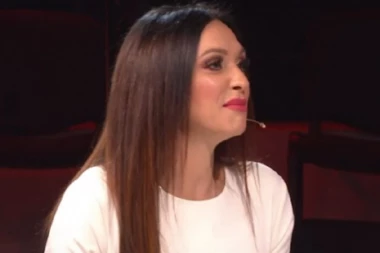 (VIDEO) LJUPKA SE U VIDNO ALKOHOLISANOM STANJU U CIK ZORE UKLJUČILA NA LAJV: Zanosila se, PSOVALA, PLJUVALA SVE ŽIVE, PRATIOCI U ŠOKU!