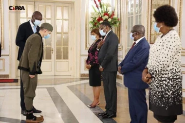 (FOTO) TAKO SRBI OSTAVLJAJU UTISAK: Ambasador naše zemlje u NARODNOJ NOŠNJI stao pred predsednika Angole