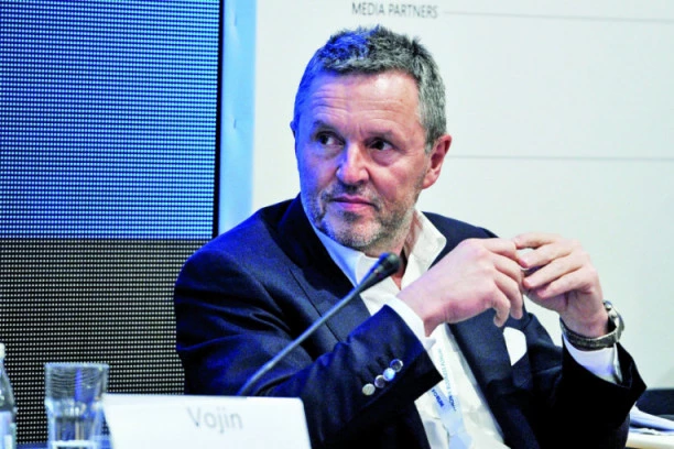 (FOTO) TAJKUN I LJUDE STRPAO U ŠTALU: Nehumani uslovi u PKB-u, UŽASAVAJUĆE slike spavaonica i toaleta