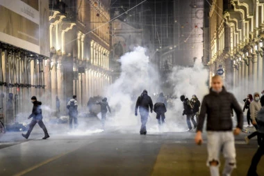 (VIDEO) MOLOTOVLJEVI KOKTELI, ŠOK BOMBE, PETARDE... Sukob demonstranata i policije širom Italije, OPUSTOŠEN i OVAJ poznati objekat!