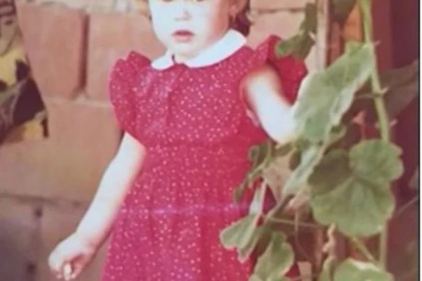 (FOTO) OVA PRESLATKA DEVOJČICA DANAS JE POZNATA PEVAČICA: Možete li da je prepoznate?!