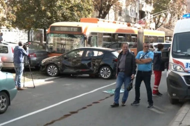 (FOTO) Sudar trolejbusa i više vozila u Beogradu, ima povređenih