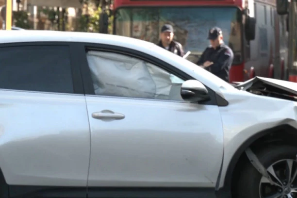 SAOBRAĆAJKA U ZEMUNU: Sudarili se autobus i automobil, stvorila se NEVIĐENA GUŽVA!