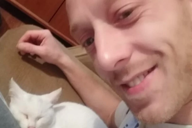 Ispovest heroja koji je devojčicu spasao iz vatrene stihije: "Vezali su me za terasu, a onda je devojka skočila na mene"